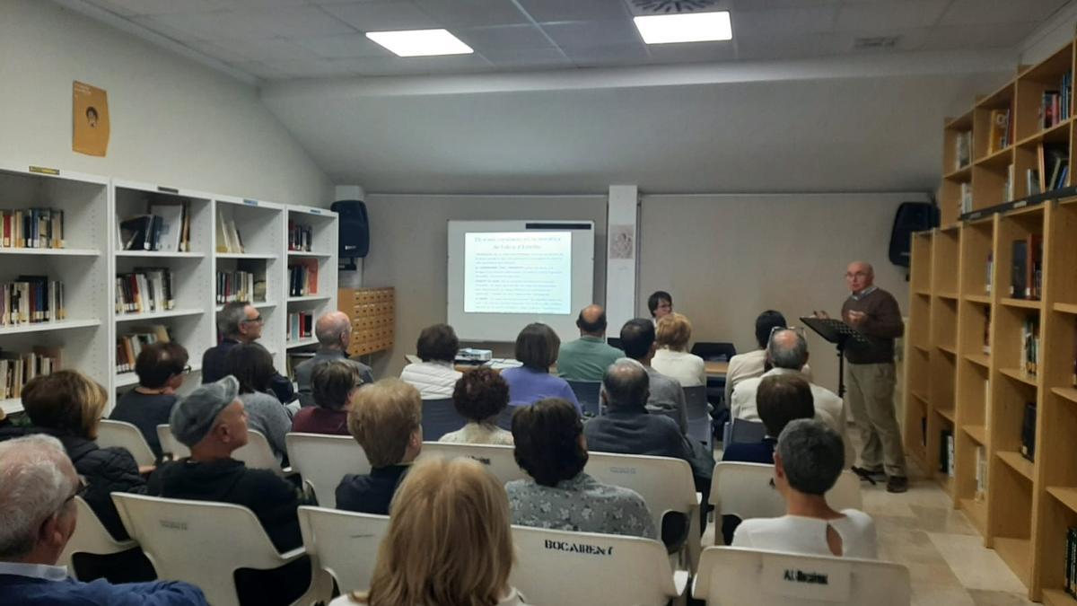 Charla-recital del Any Estellés, el pasado viernes en la biblioteca de Bocairent.