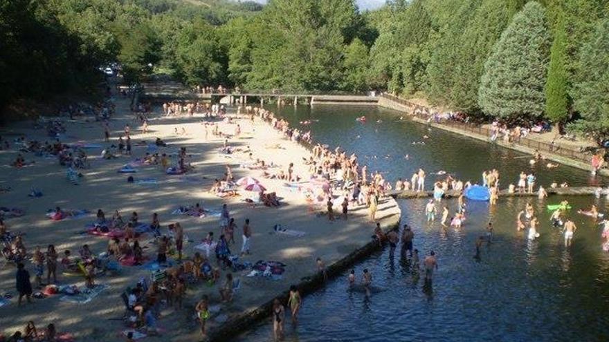 El ayuntamiento prepara el lago para los baños