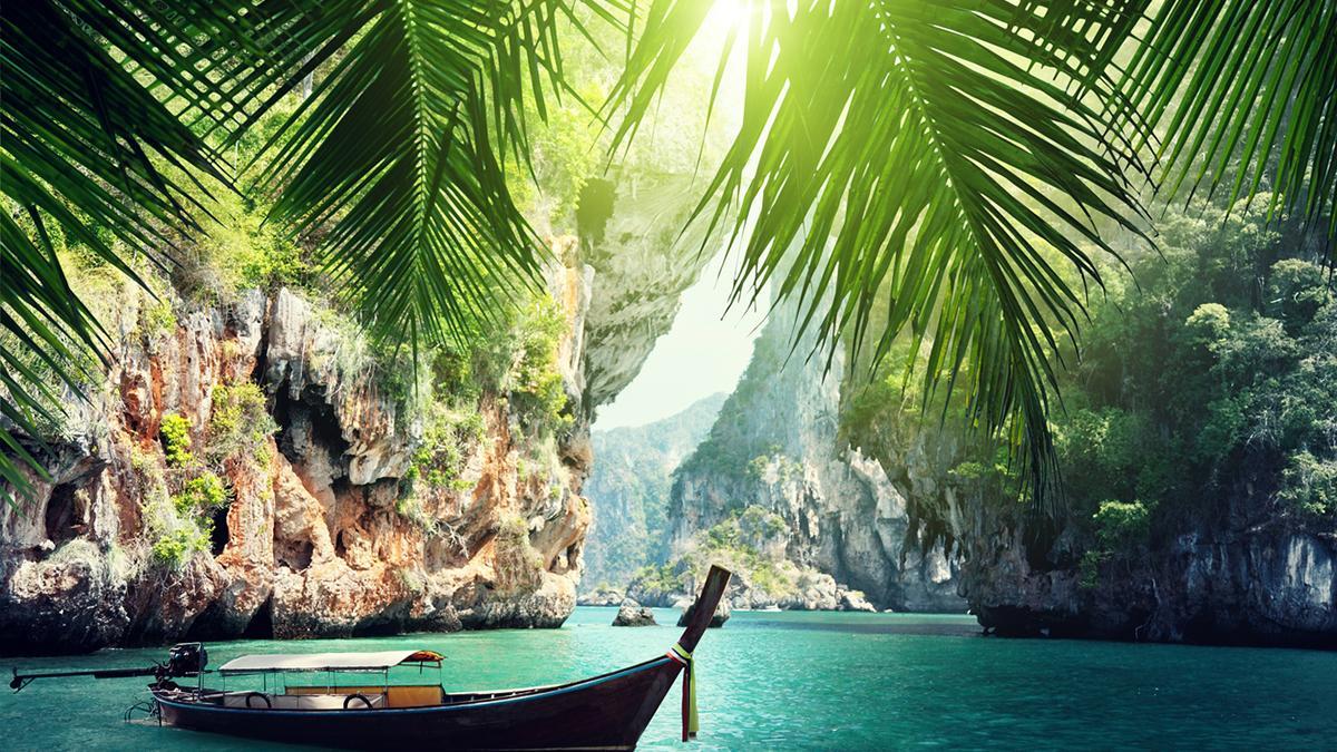 Krabi permite navegar entre cuevas, acantilados y lagunas de aguas verdes a bordo de las tradicionales barcas long tail.