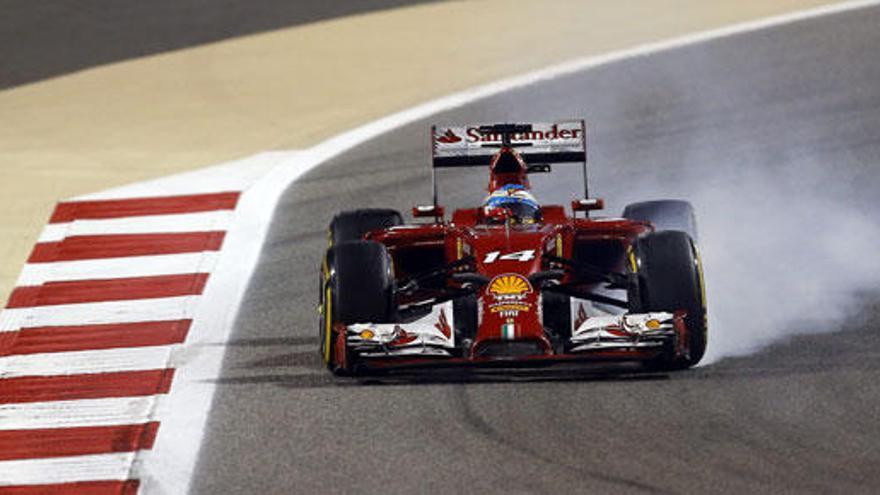 Un problema en el chasis impide a Alonso acabar los entrenamientos