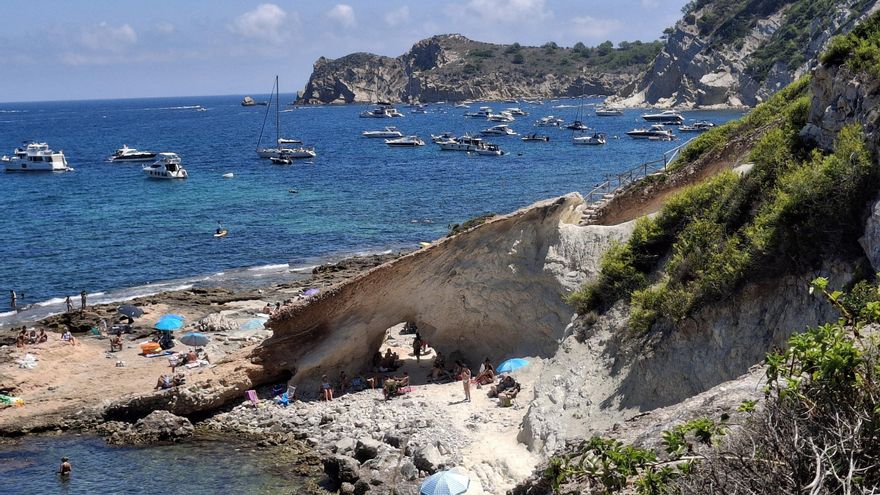 El daño a la posidonia sale a flote: nuevo fin de semana de fondeos sin control en Xàbia