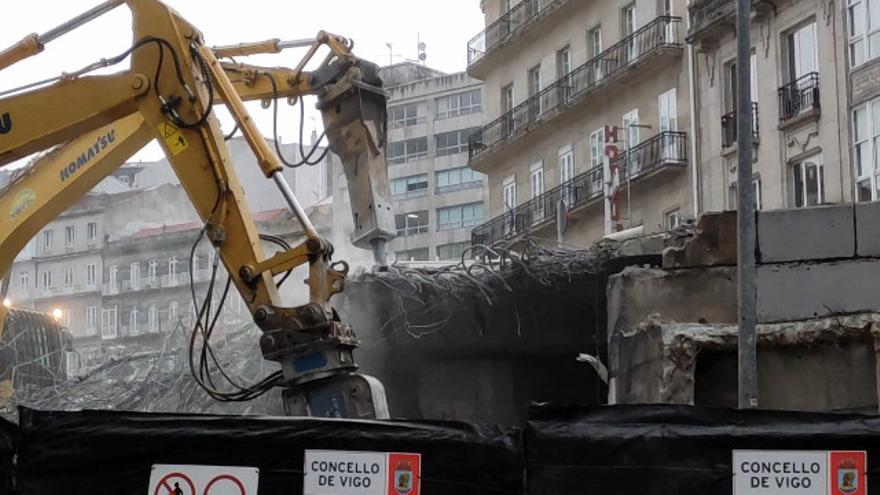 Las máquinas están a punto de derribar el 'molote' de cemento sobre la calle Alfonso XIII