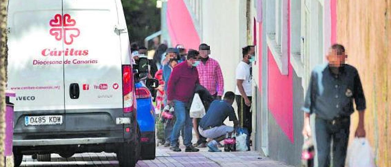 Entrega de comida en Cáritas.