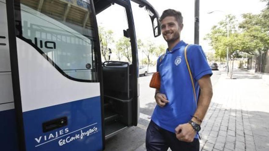 El debutante Connor, antes de subir al autobús.