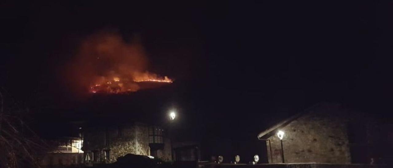 Incendio en las inmediaciones de Rioseco, en Sobrescobio.  LNE