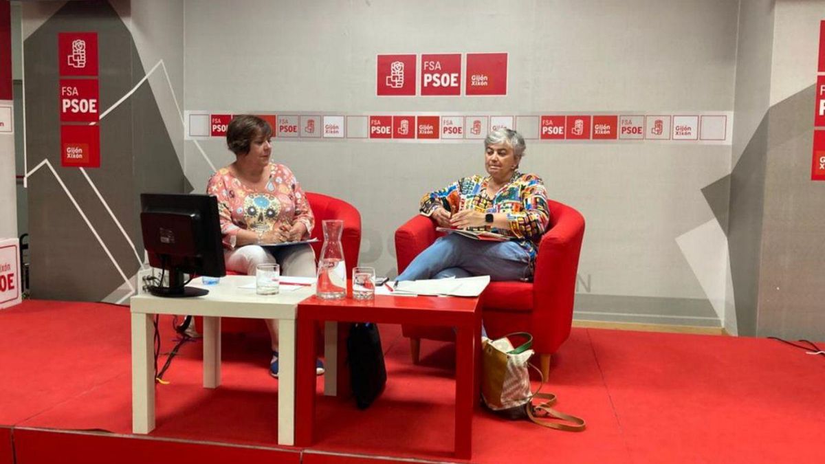 Gladis Vicente Arias y Ana González, ayer, durante el acto en la Casa del Pueblo sobre el reglamento. | Á. G.