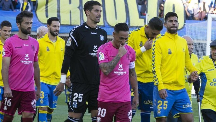 Aythami y Suso, los capitanes de UD y Tenerife, respectivamente, durante el salto de los dos equipos en el último derbi.