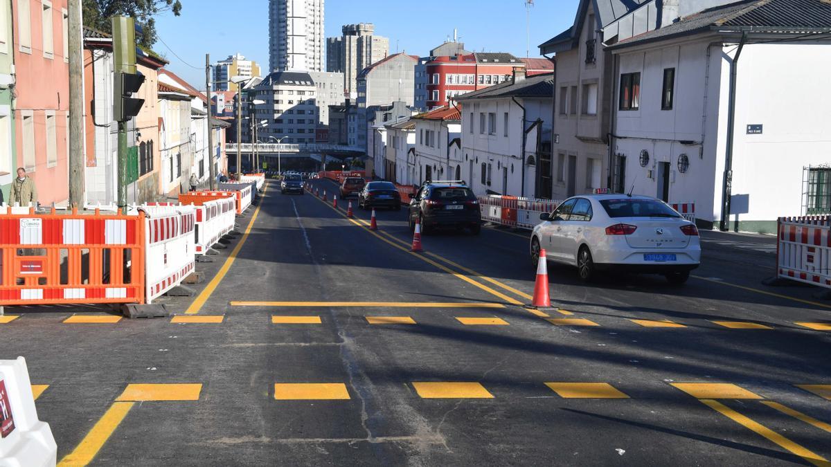 Tráfico en los primeros metros de la avenida de Arteixo tras la confluencia con la ronda de Nelle.