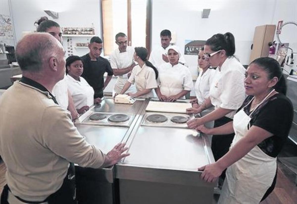 Curs de cuina per a un grup de joves que ni estudia ni treballa. Curs de cuina per a un grup de joves que ni estudia ni treballa.