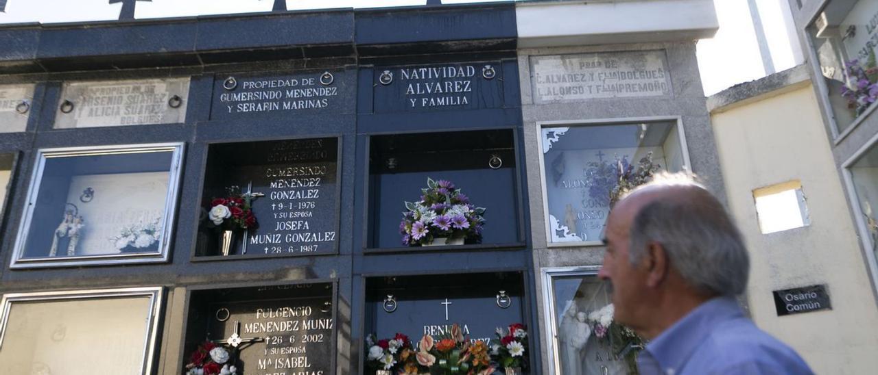 Paco Valdés, en el cementerio de Valduno (Las Regueras), ante la tumba de Isabel Suárez. | María Fuentes