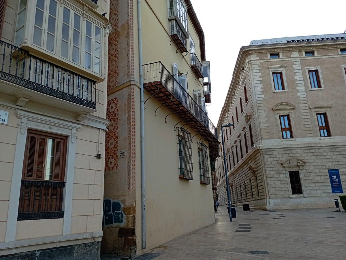 Detalle de la decoración del palacio en la estrecha calle Don Juan de Málaga.