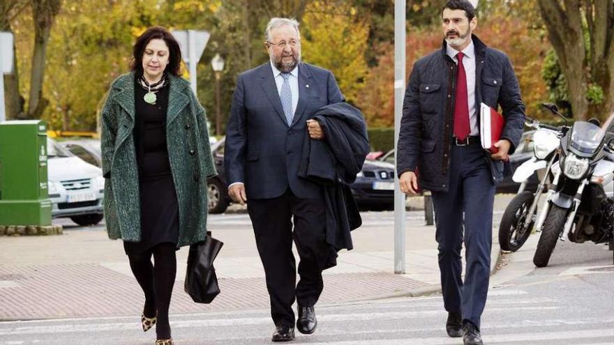 López Orozco (centro) con su exjefa de gabinete María Novo y el abogado David Kraus. // Efe/Eliseo Trigo
