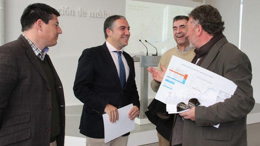 Elías Bendodo, en el centro, ha presentado el plan de carreteras de Diputación.