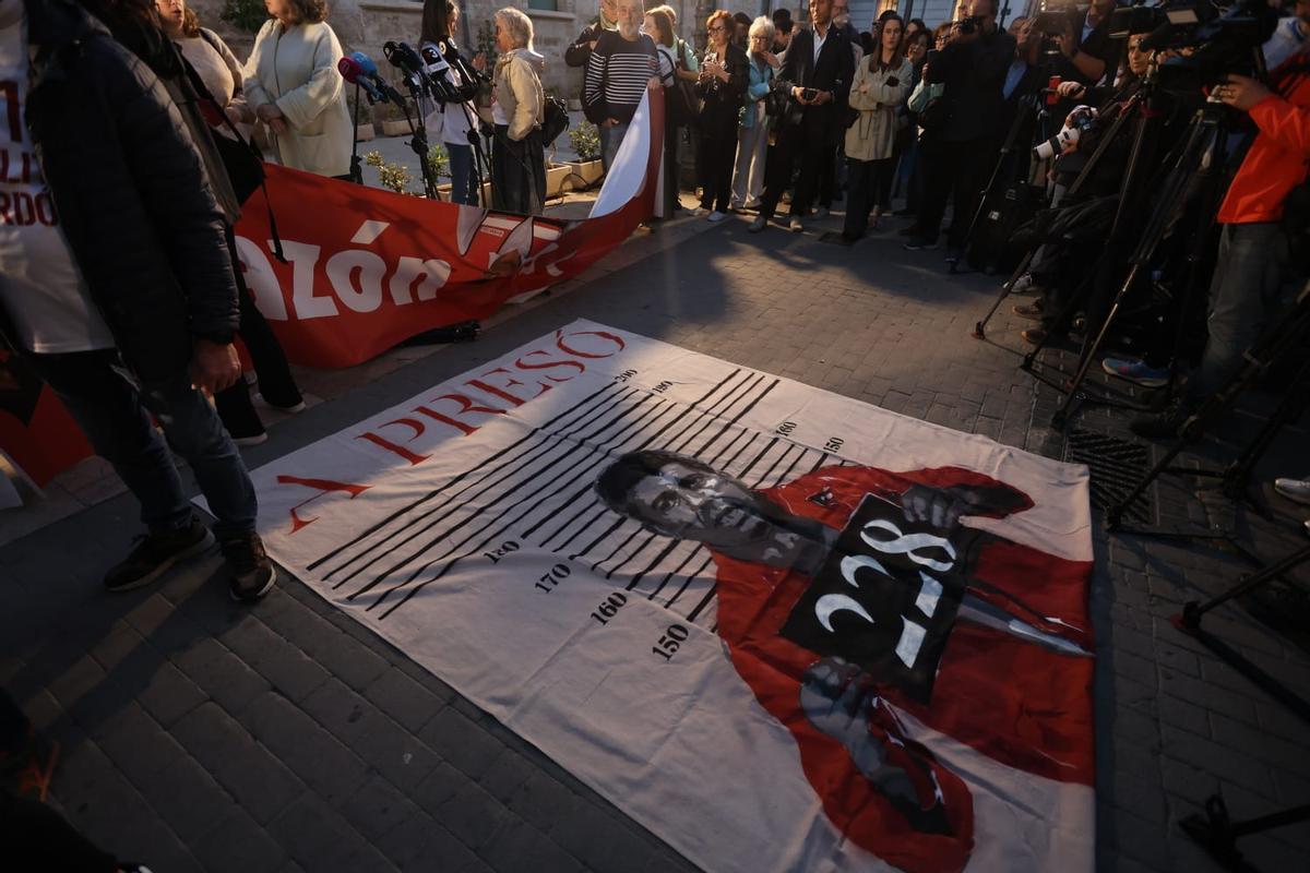 Decenas de valencianos se concentran frente a las Corts para pedir el enjuiciamiento de Mazón por su gestión de la dana