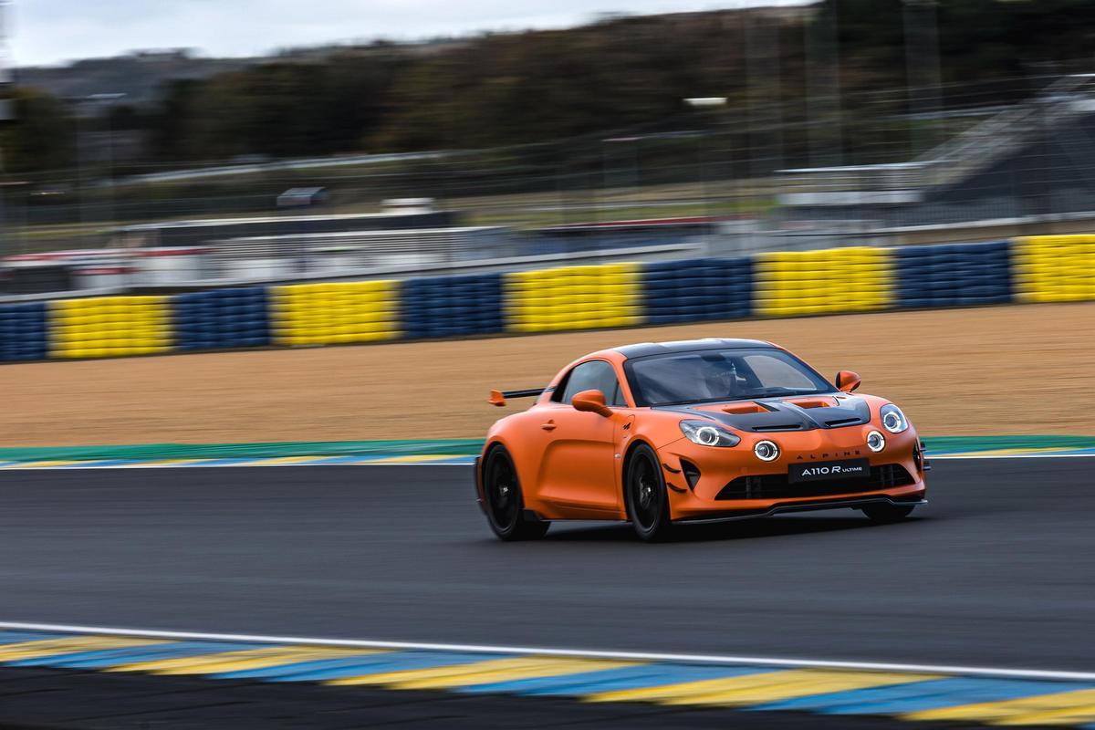 Acelera de 0 a 100 km/h en 3,8 segundos, coge una velocidad máxima de 280 km/h.