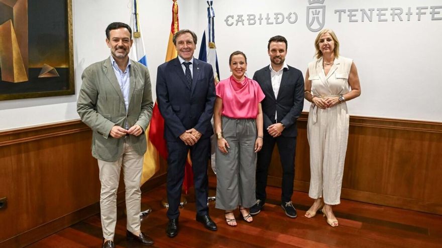 Rosa Dávila recibe al presidente del CD Tenerife, Felipe Miñambres, en el Cabildo