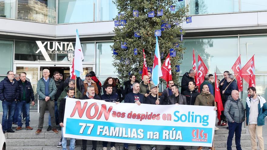 El personal de Soling protesta en la Delegación de la Xunta en Vigo y pide su apoyo para conservar el trabajo