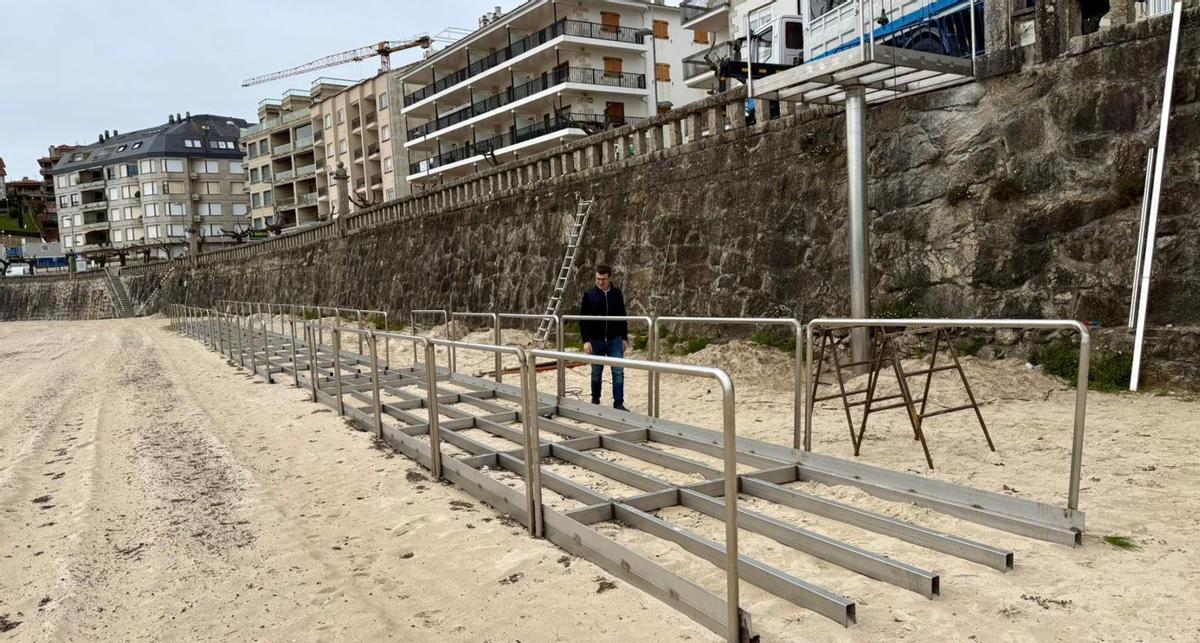 La nueva pasarela, sobre la arena de Silgar. | FDV