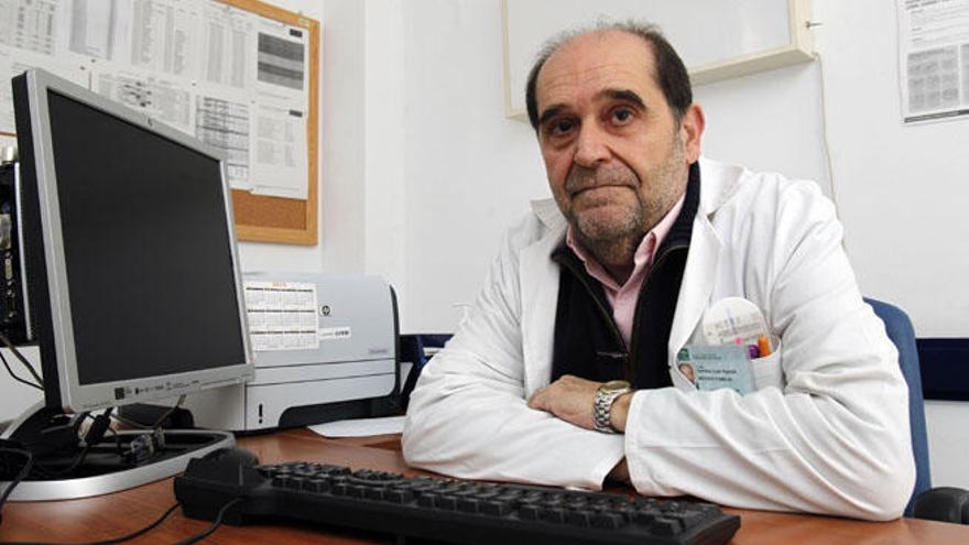 El director del centro de salud, Santos Agrela.