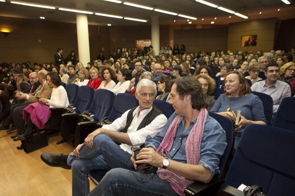 Richard Ford en un encuentro con estudiantes y profesores en la Facultad y Filosofía y Letras