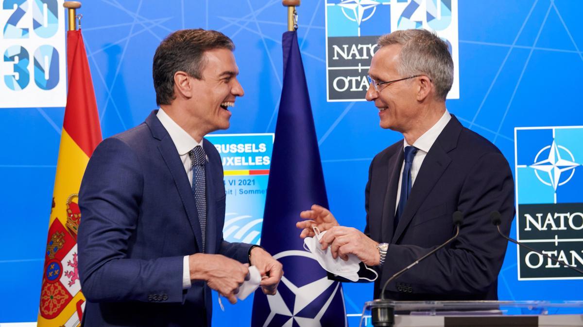 El presidente del Gobierno, Pedro Sánchez, y el secretario general de la OTAN, Jens Stoltenberg, durante su rueda de prensa conjunta, este 14 de junio de 2021 en Bruselas, al término de la cumbre de la Alianza Atlántica.