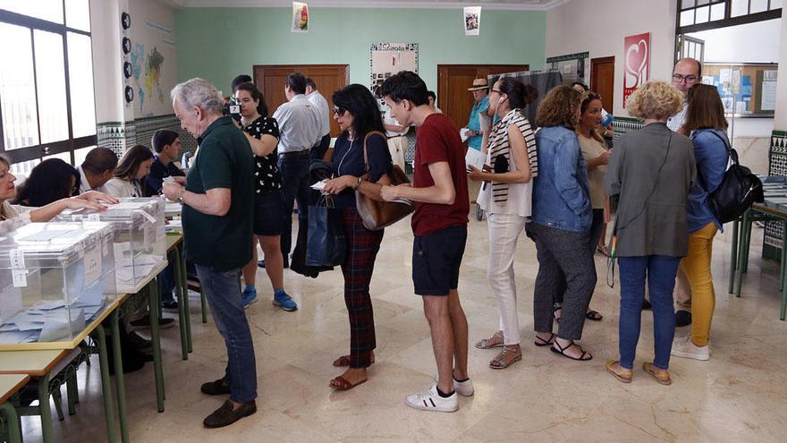 Ciudadanos ejerciendo su derecho al voto el pasado domingo en un colegio electoral de Málaga capital.