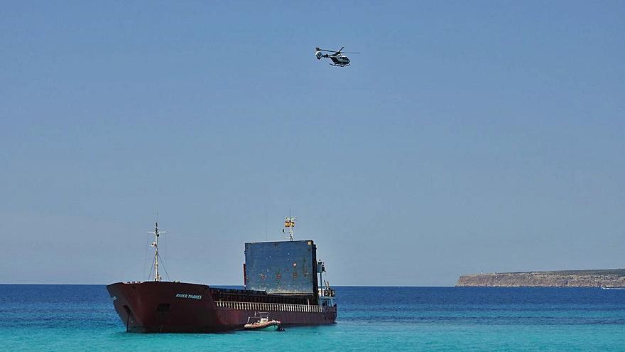 El helicóptero de la Guardia Civil sobrevuela la zona para comprobar que no hay derrame de combustible. 