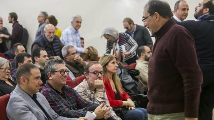Ángel Franco saluda a asistentes a la asamblea socialista de ayer, con Miguel Millana al fondo.