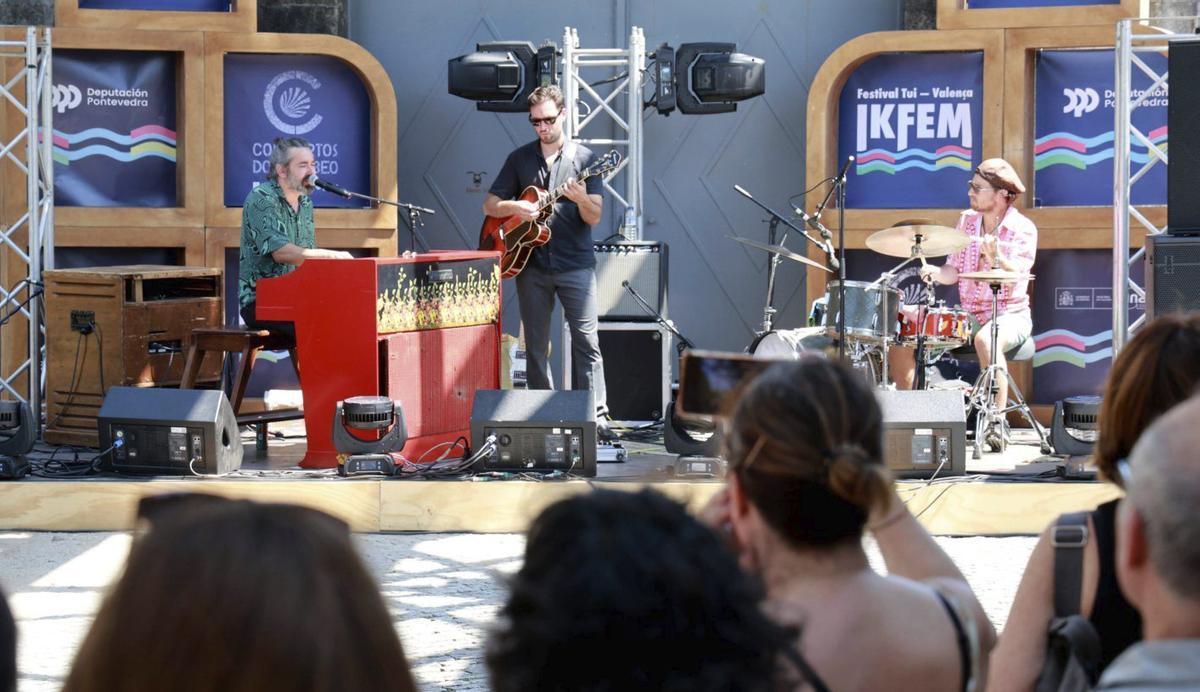 Un momento de la actuación  de Julián Maeso y ambiente  del festival IKFEM en  puente internacional de Tui. | JOSÉ LORES