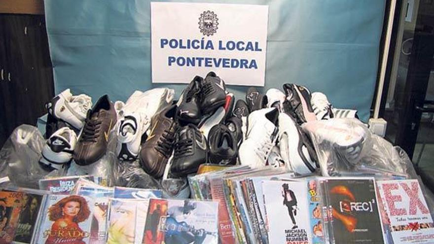 Zapatillas y demás material incautado por los agentes.  // Policía Local de Pontevedra