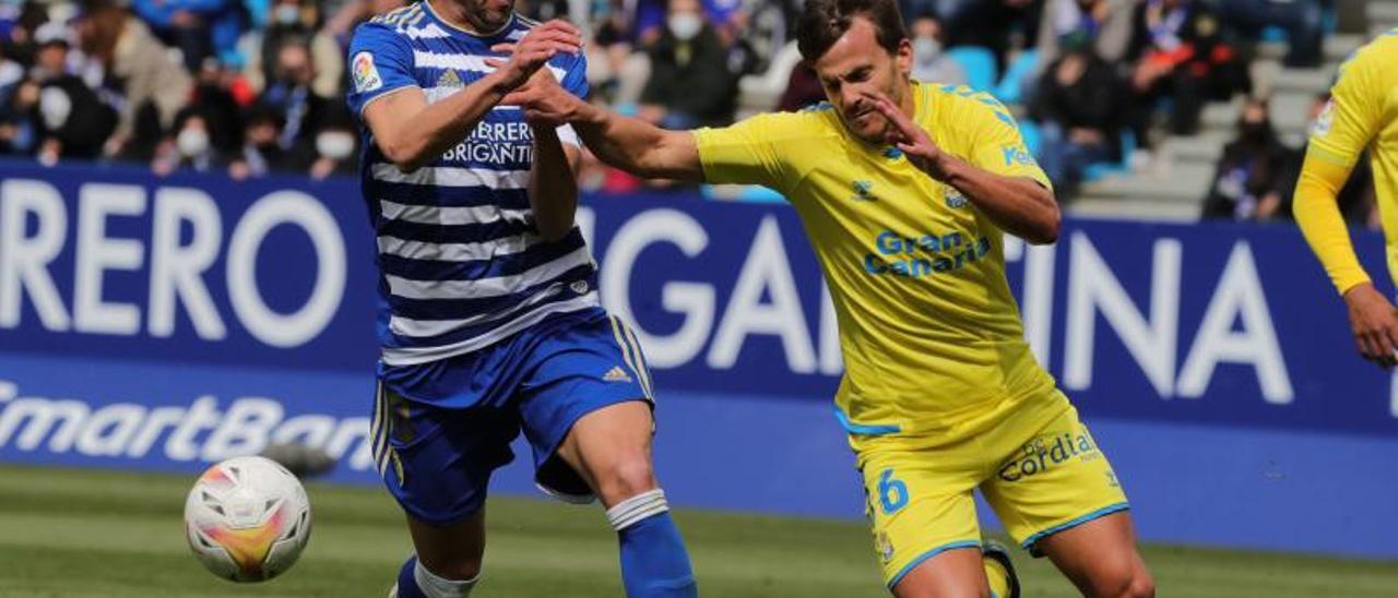 Eric Curbelo pugna un balón con Yuri durante el partido entre la SD Ponferradina y la UD Las Palmas el pasado 3 de abril. | | LOF