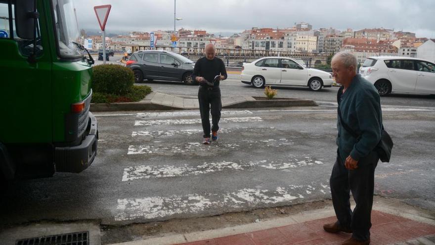 Un paso de peatones en mal estado en Poio. // R. Vázquez