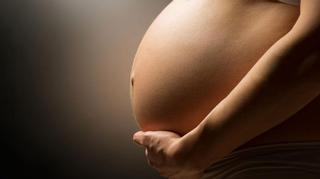 El PP propone retrasar la expulsión de las mujeres simpapeles que entreguen a su hijo en adopción