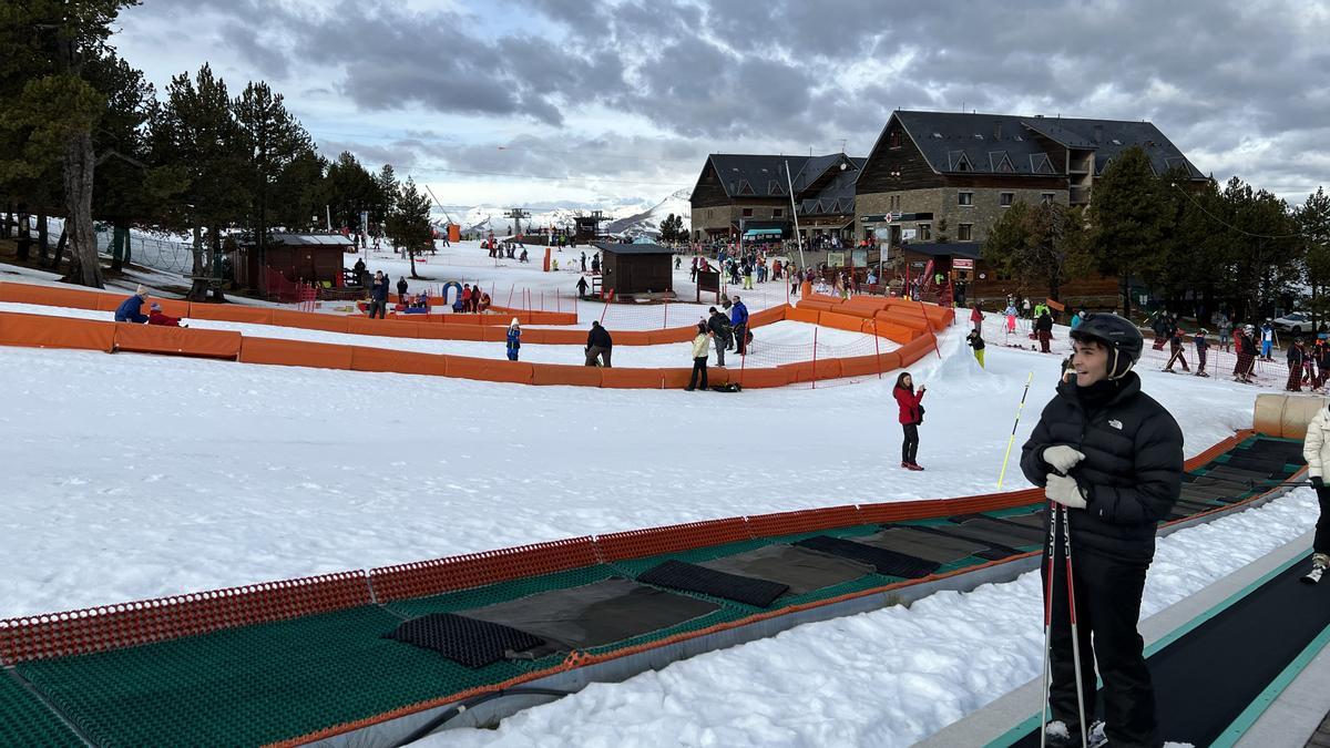 Gente esquiando en las pistas de Port Ainé, durante el fin de semana de Fin de Año.