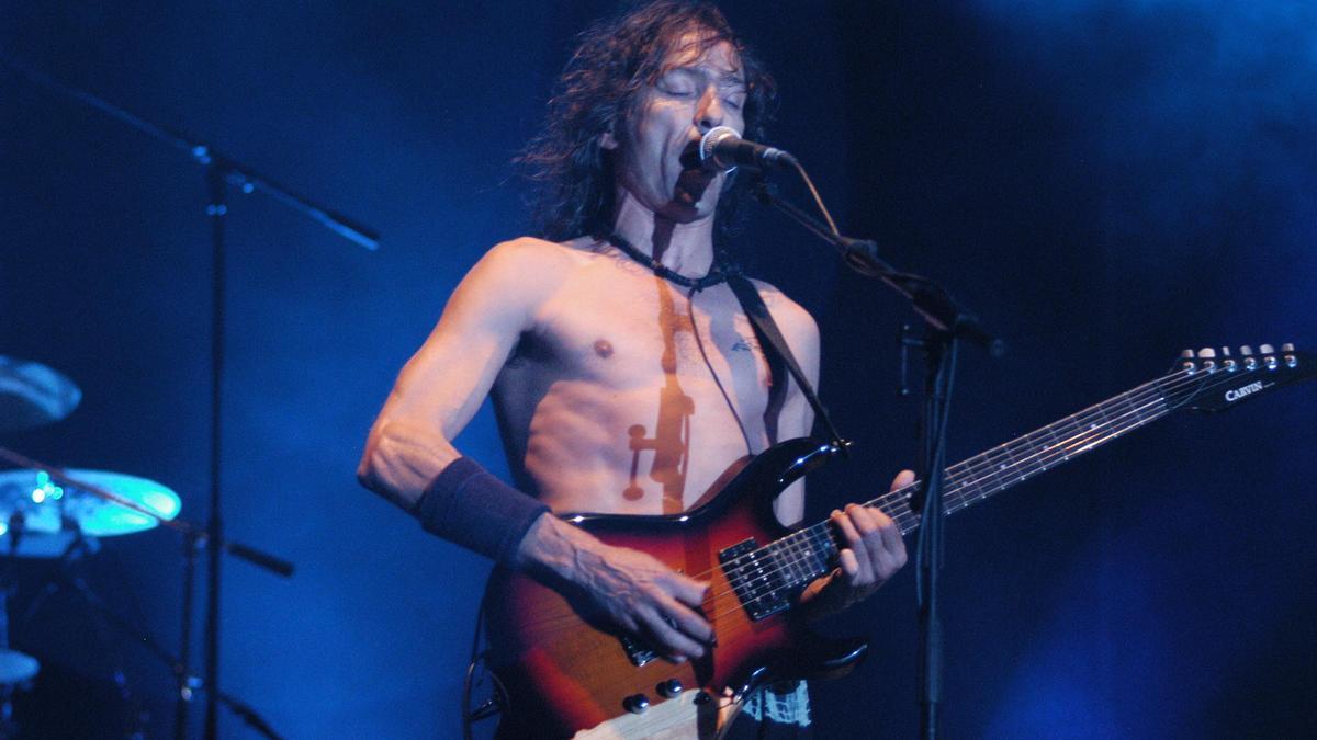 Robe Iniesta durante un concierto