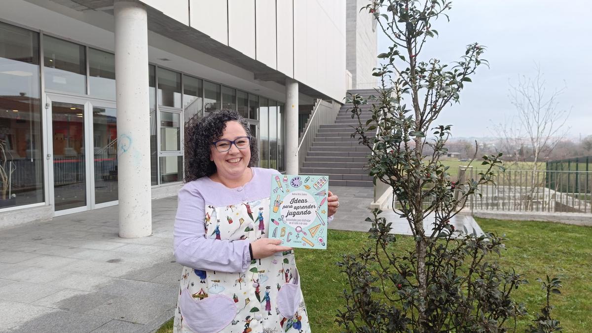 La profesora Andrea Ortiz, en Lugones, con un ejemplo de su libro.