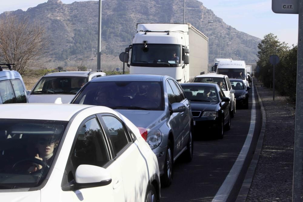 Un camión cargado de botellines de cerveza pierde su mercancía en Xàtiva