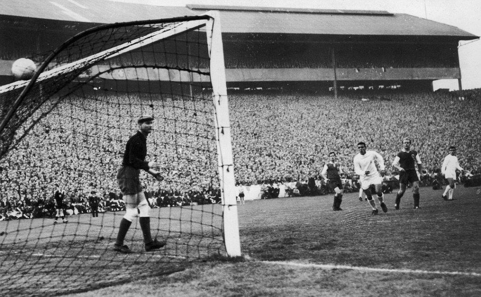 El guardameta alemán, Loy, tras recibir uno de los siete goles del Madrid.