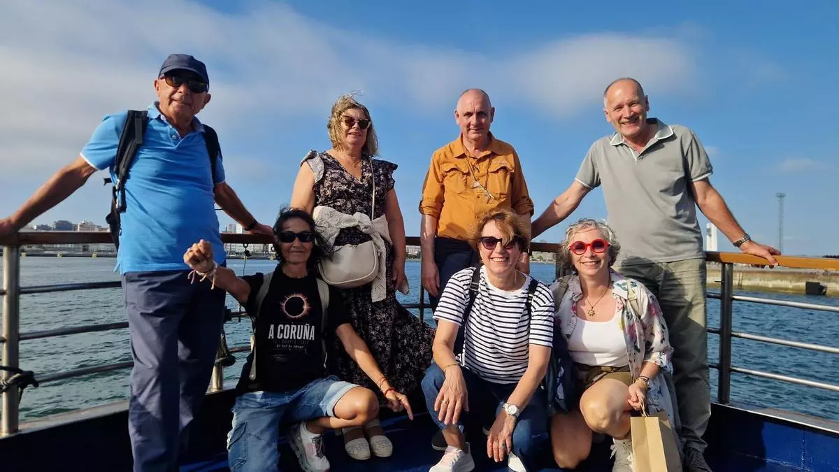 El eclipse marítimo de los 106 mayores de Telefónica de A Coruña: "Quisimos hacerlo en barco porque nos pareció más original"