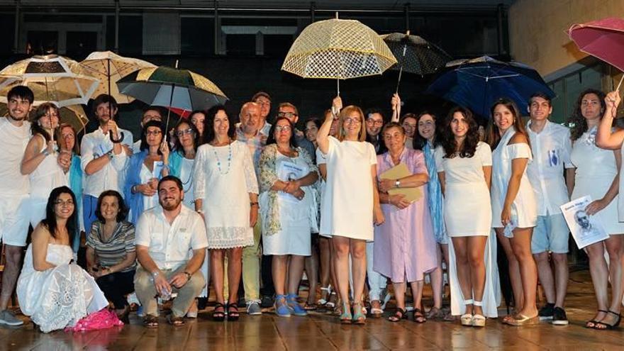 Sentido homenaje al poeta Damià Huguet en la plaza de Can Pere Ignasi de Campos