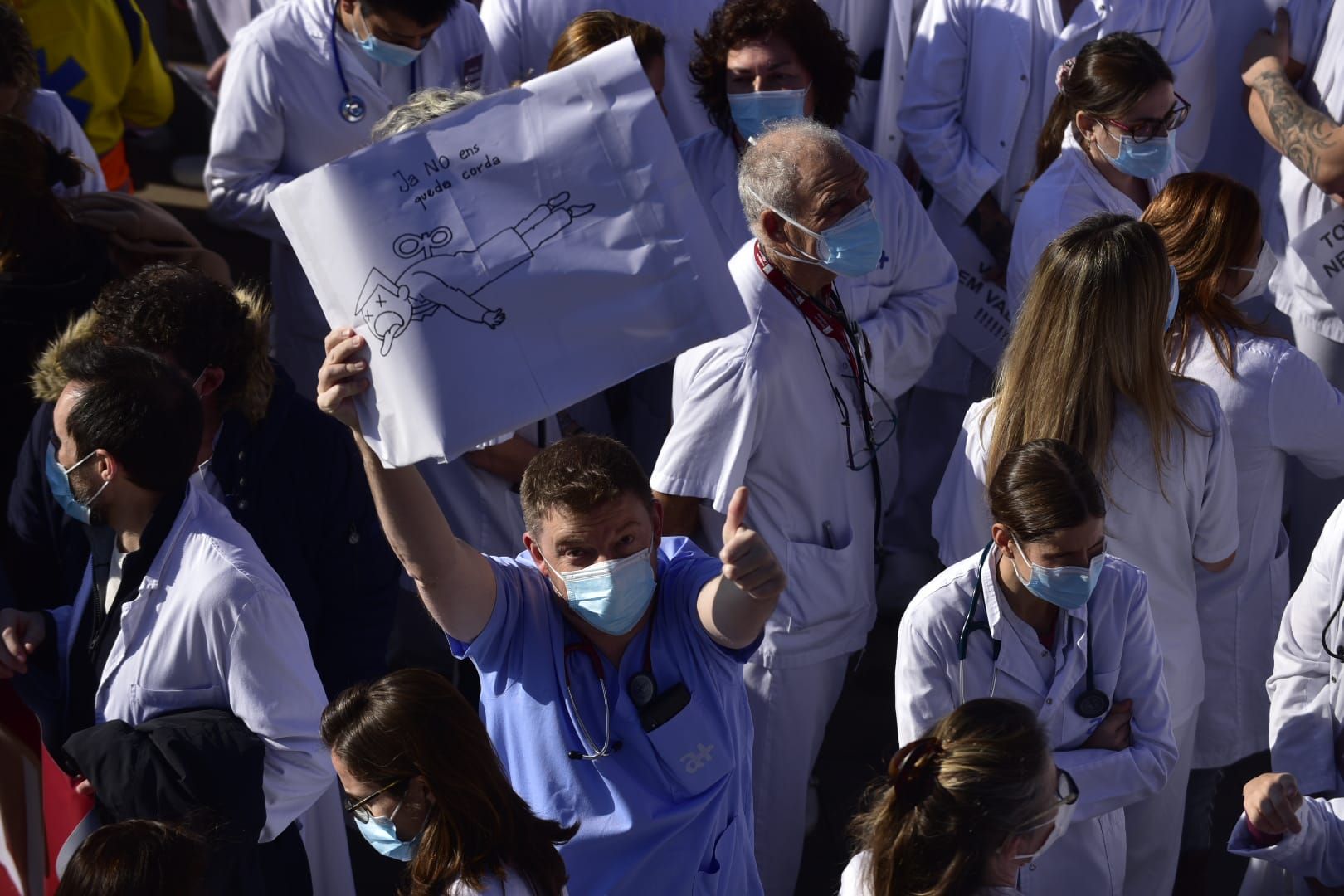 La concentració de sanitaris a l'hospital Sant Joan de Déu de Manresa, en imatges