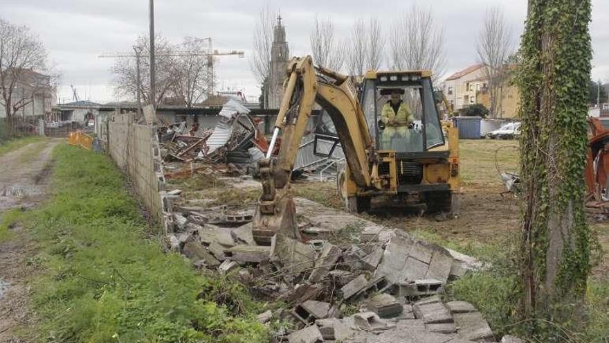 Una excavadora procede al derribo del campo de fútbol. // S. Álvarez