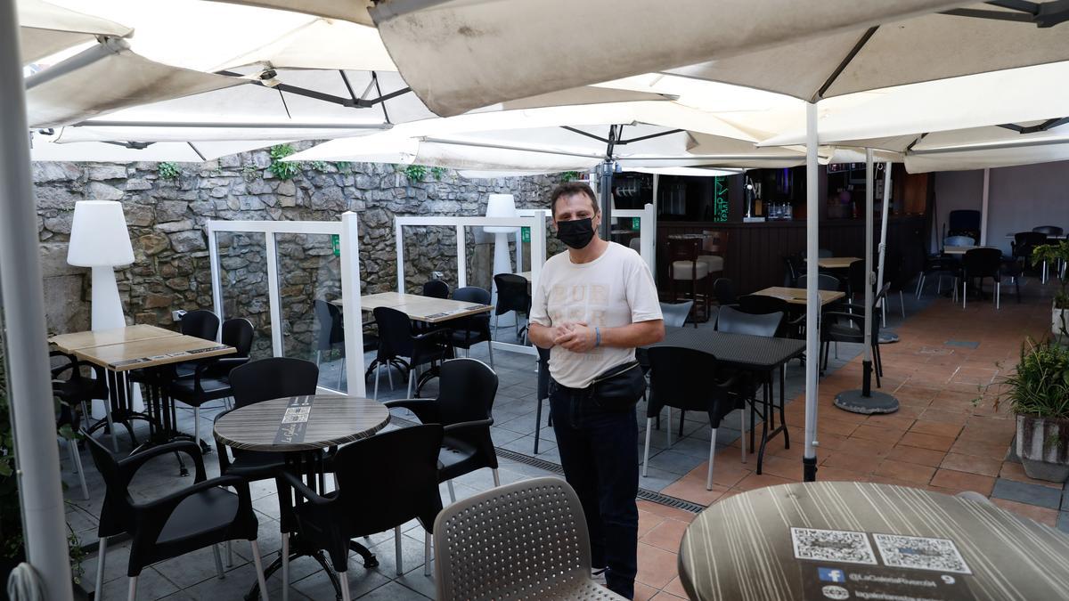 Pablo Ariza, en la terraza interior de su negocio.