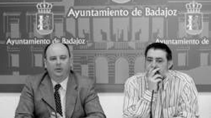 PSOE e IU critican el &quot;caos&quot; por el retraso en la reorganización del equipo del PP