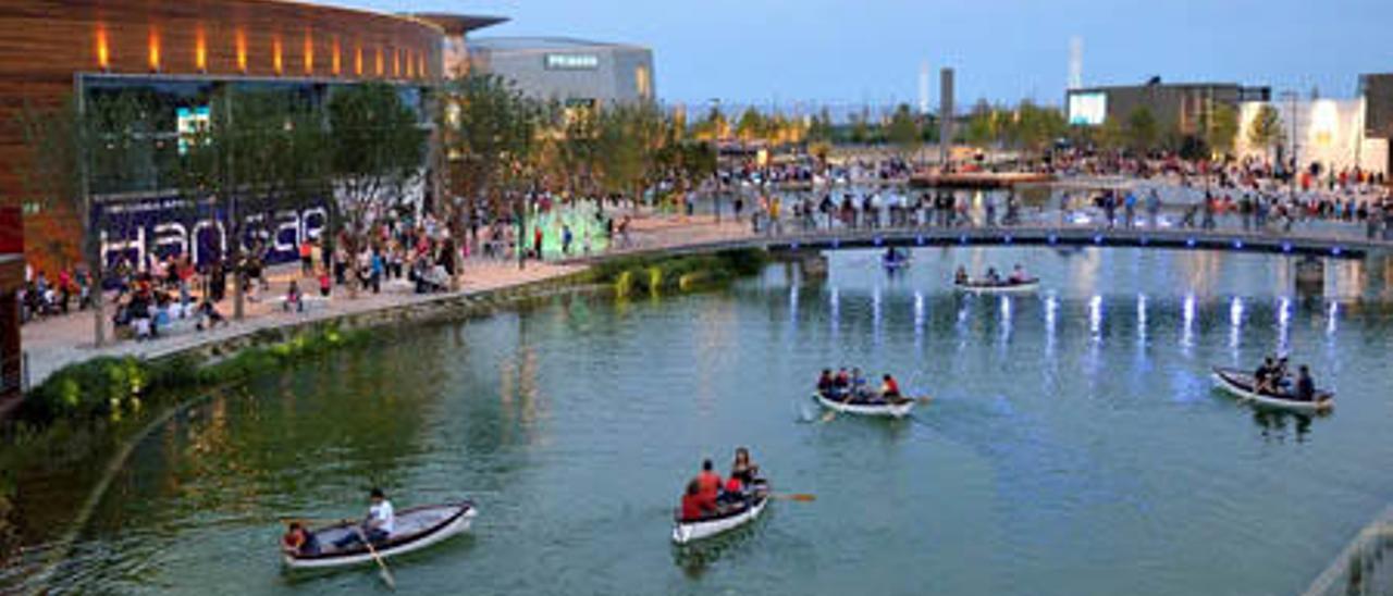 Lago central de Puerto Venecia, en Zaragoza, diseñado por los inversores de Paterna.