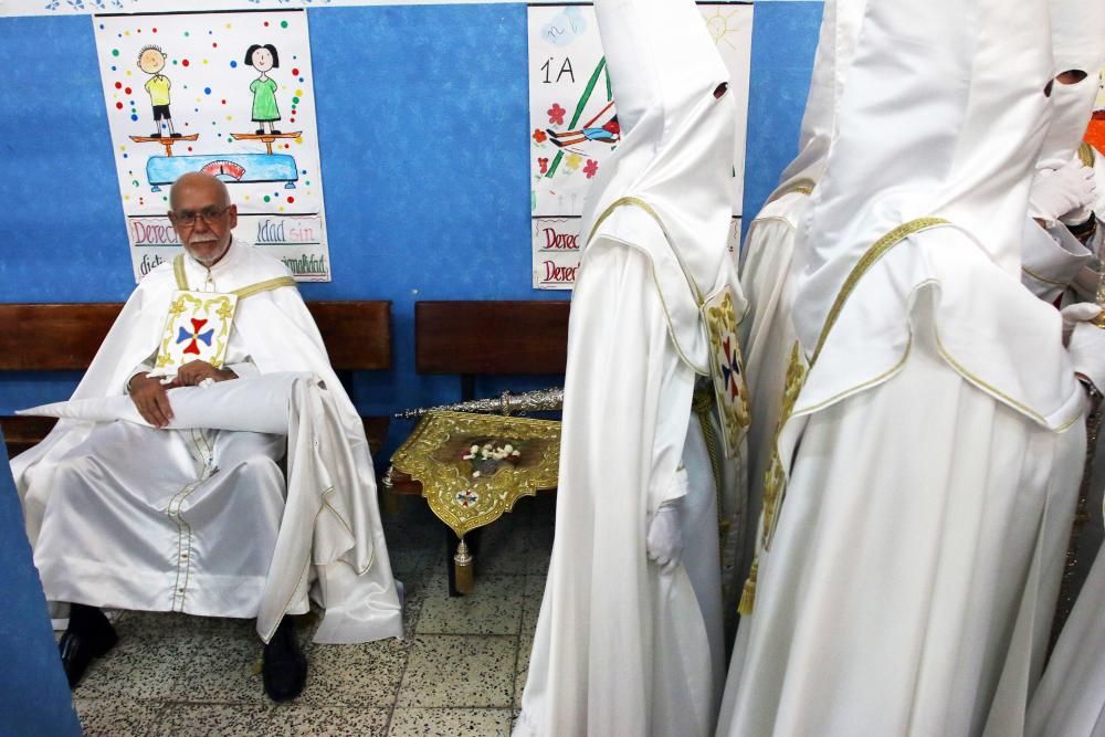 Lunes Santo | Preparativos y nervios en los nazarenos del Cautivo