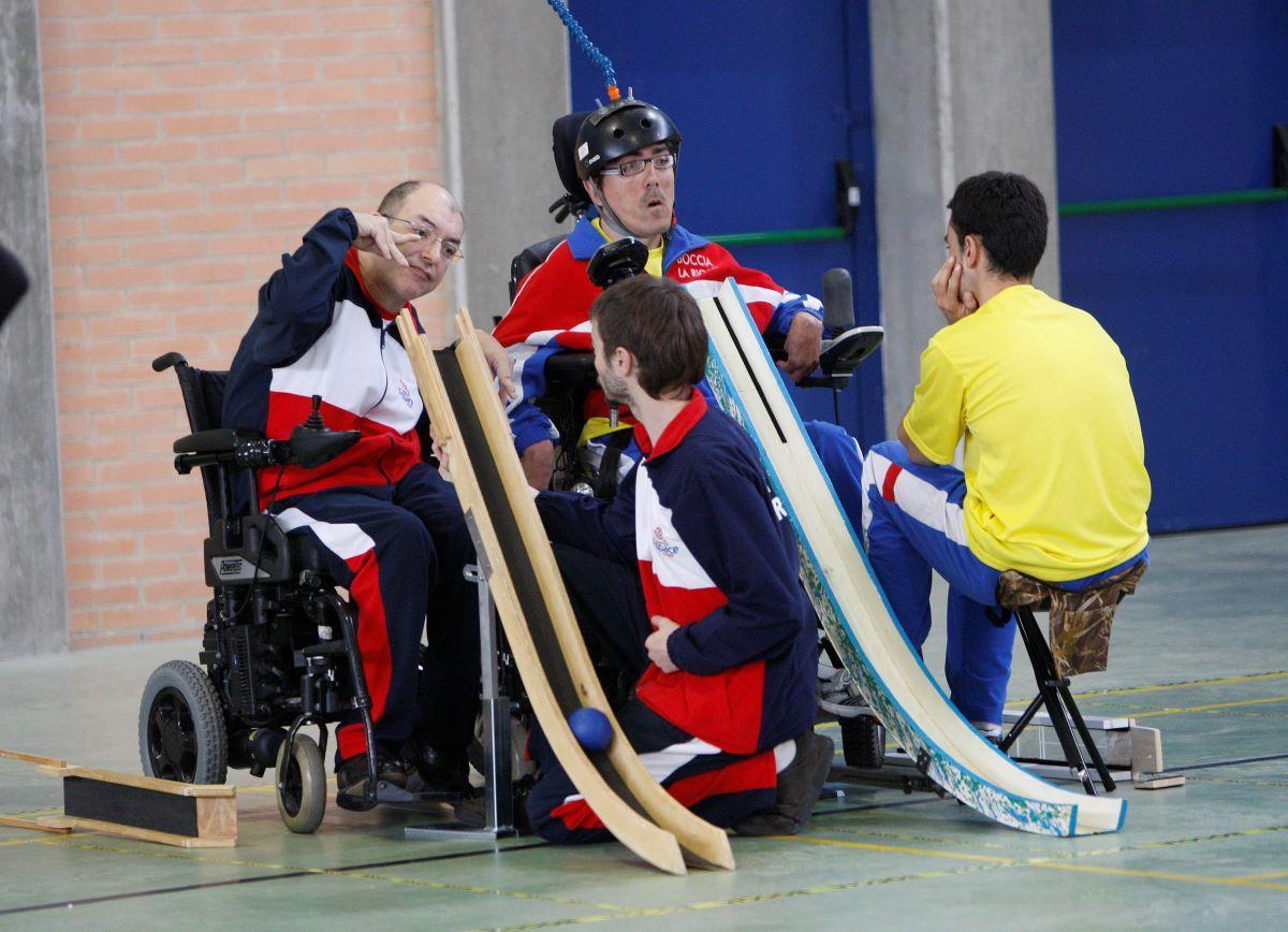 Jugadores de boccia en un partido.