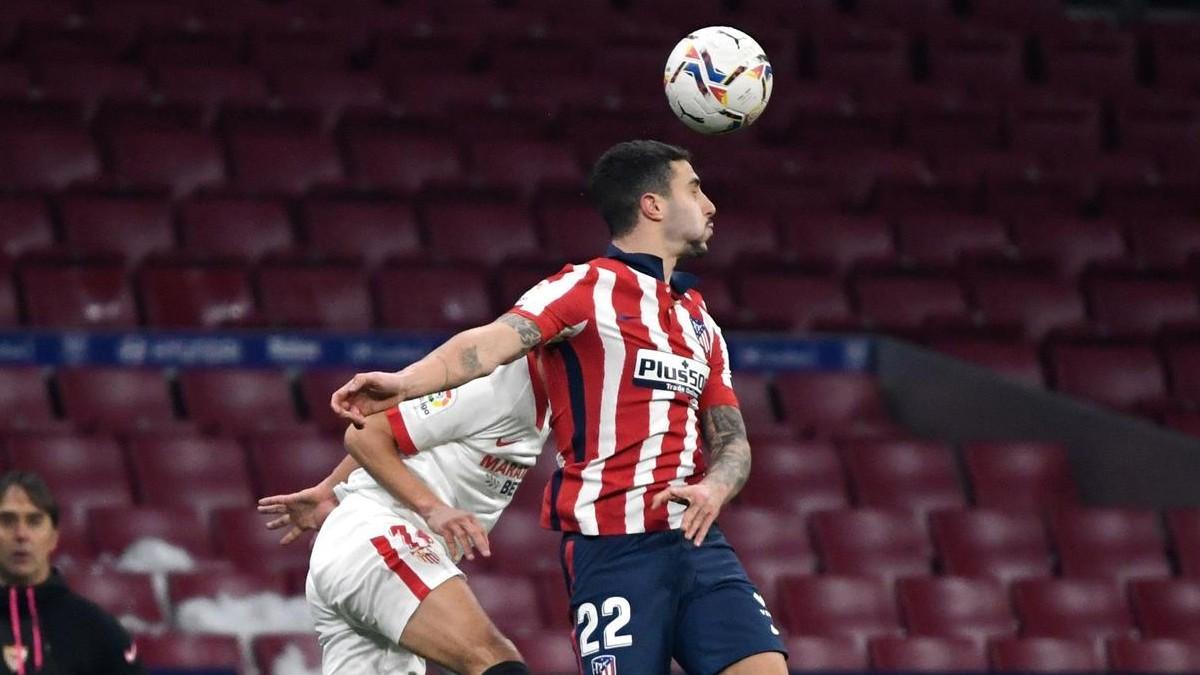 Mario Hermoso ganando un duelo aéreo a Jesús Navas