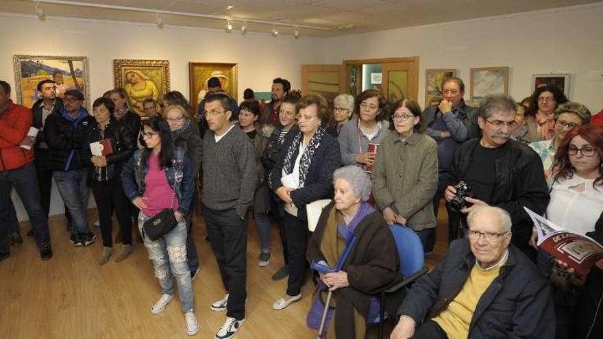 Dezarte inaugura en A Bandeira su cuarta edición - El Centro Cultural Vista Alegre, de A Bandeira, inauguró ayer la muestra Dezarte que este año llega a su cuarta edición. Las creaciones se podrán visitar hasta el 28 de junio, de lunes a viernes por la tarde. En ella participan una treintena de artistas de la comarca dezana y su entorno.
Foto: Bernabé/Javier Lalín