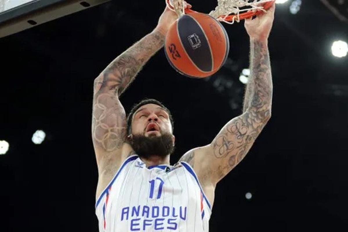 Poirier fue uno de los destacados de la victoria del Anadolu Efes ante el Baskonia